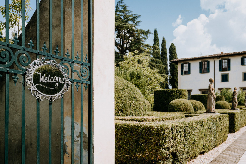 French wedding photographer: Entrance to villa Le Piazzole in Tuscany