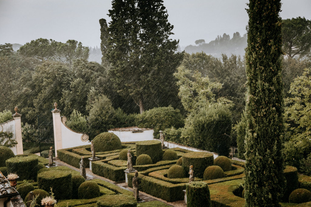 French wedding photographer: rain pours over villa Le Piazzole in Tuscany