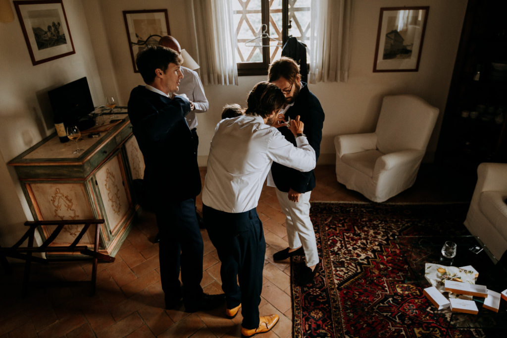 French wedding photographer: the groom is getting ready at villa Le Piazzole in Tuscany