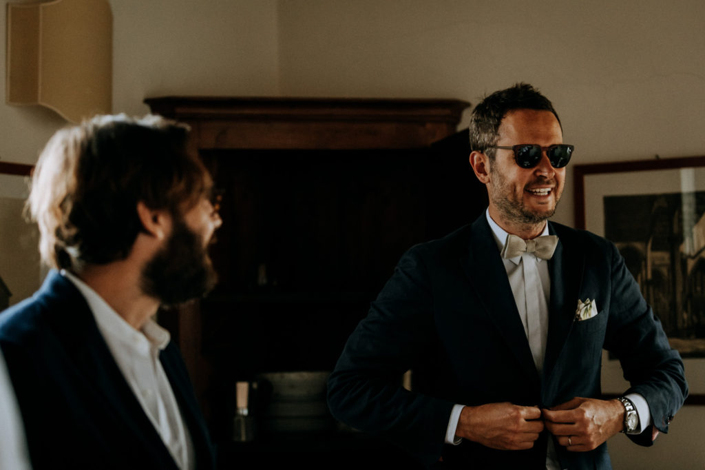 French wedding photographer: the groom is getting ready at villa Le Piazzole in Tuscany