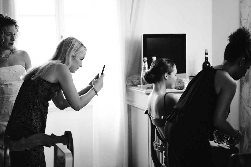 French wedding photographer: Prep time for the bride at villa Le Piazzole in Tuscany