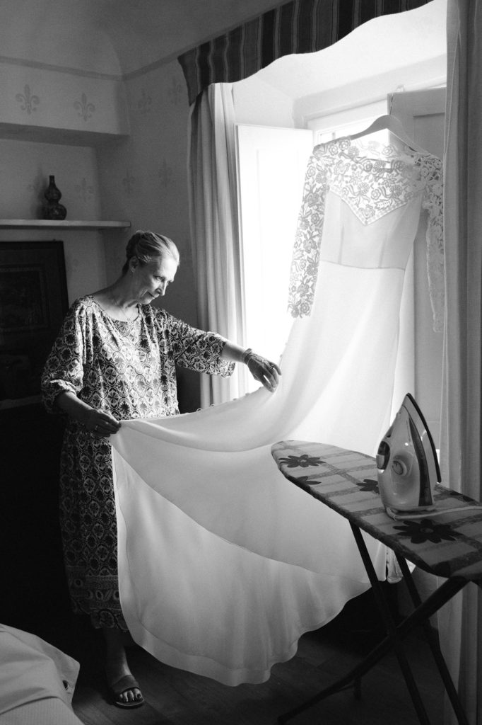la mère de la mariée repasse la robe Margaux Tardits