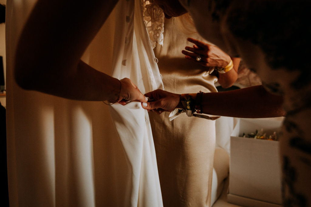 début de l'habillage de la mariée