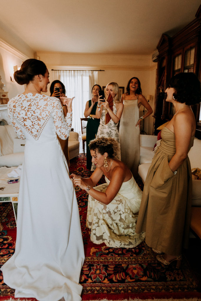 Prep time for the bride at villa Le Piazzole in Tuscany