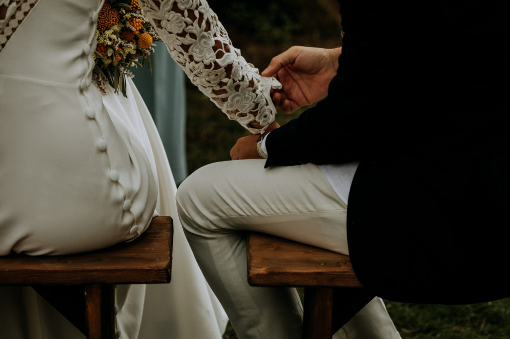 le marié découvre les détails de la robe margaux tardits