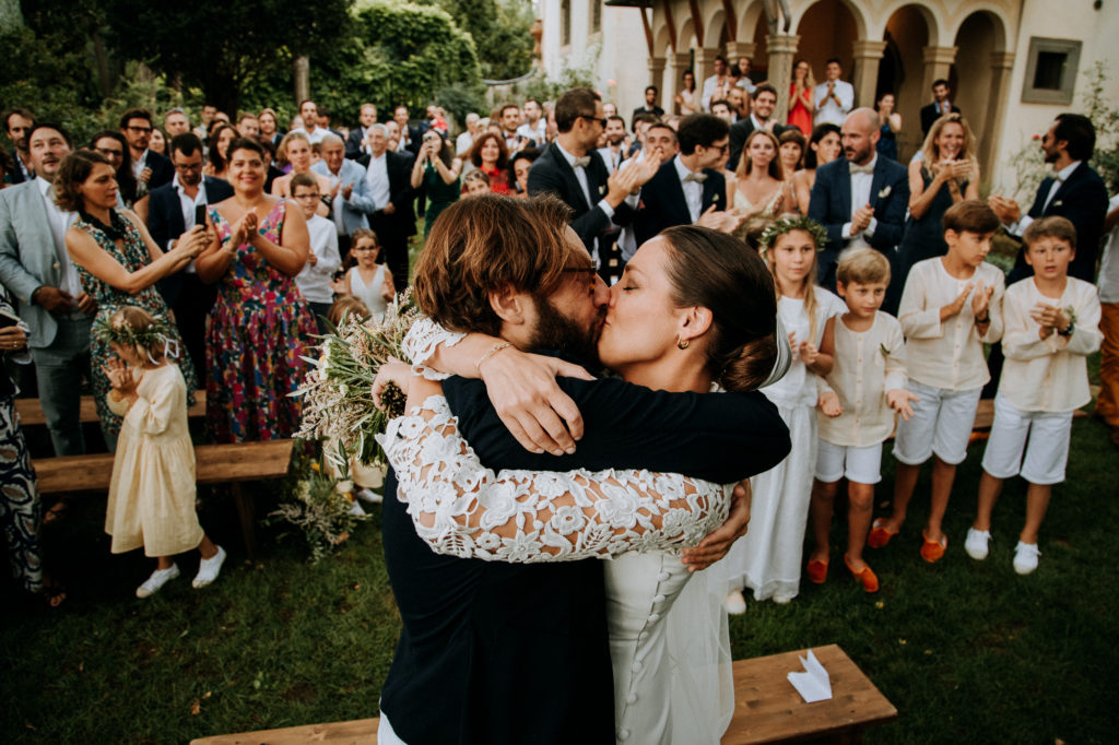 les mariés s'embrassent à la fin de cette cérémonie laïque en Toscane
