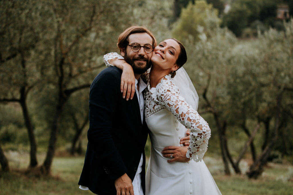 séance de couple devant les oliviers en Toscane