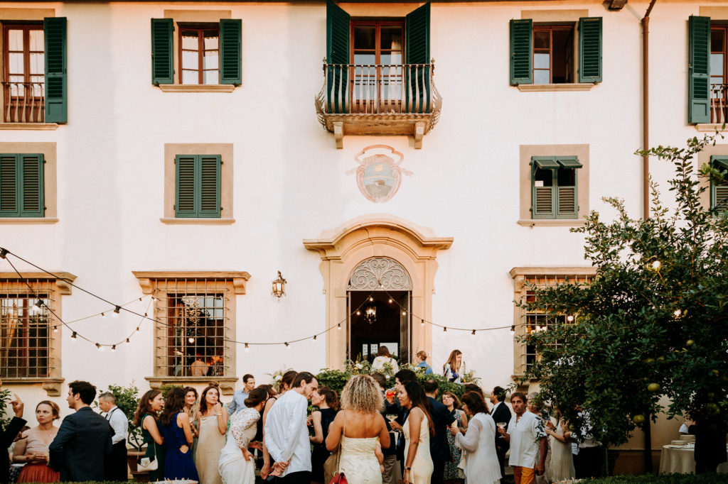 les invités devant la grande villa Le Piazzole à Florence en Toscane
