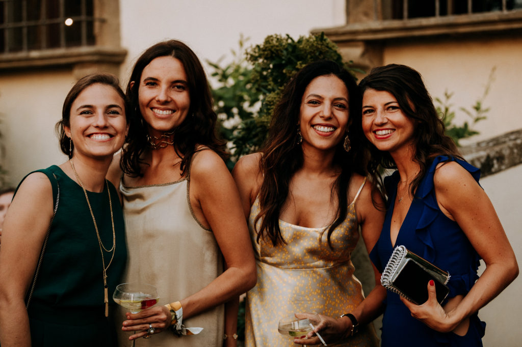 les amies de la mariée au vin d'honneur en exterieur en Toscane