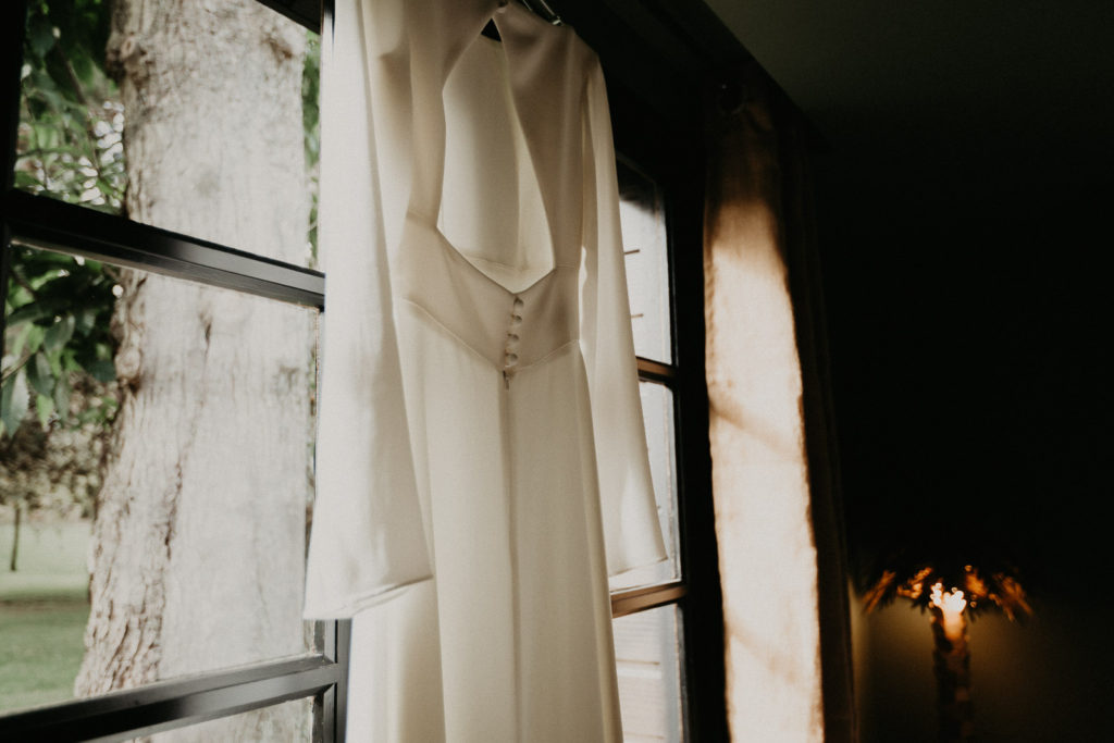 La robe de mariée Suzanne Neville attend patiemment d'être portée