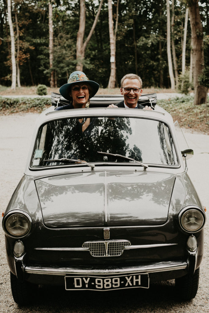 Les époux ont choisi une petite Fiat 500 vintage comme voiture du marié