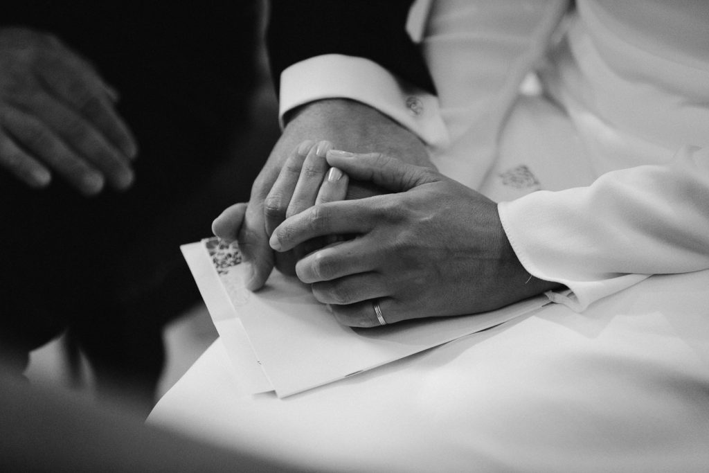 Les époux se tiennent la main lors de leur cérémonie de mariage