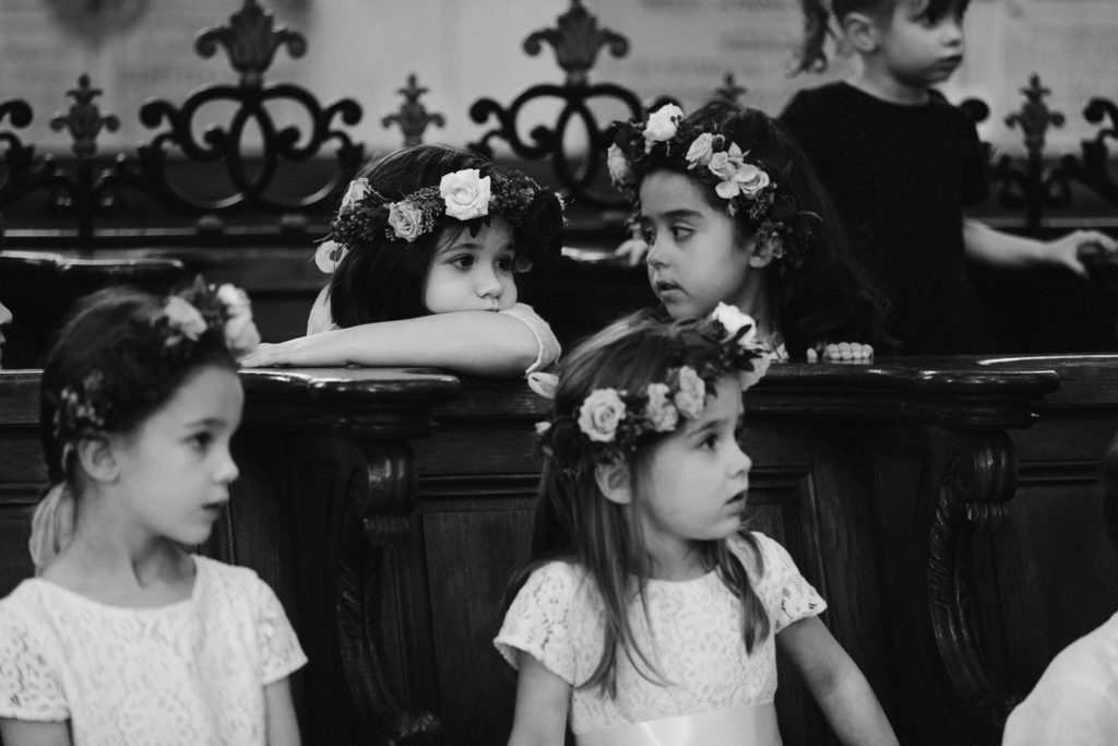 les enfants d'honneur écoutent la cérémonie réligieuse