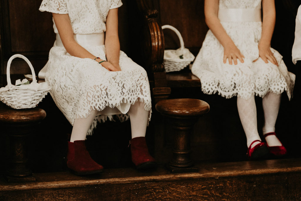 les tenus blanches et chaussures rouges des demoiselles d'honneur