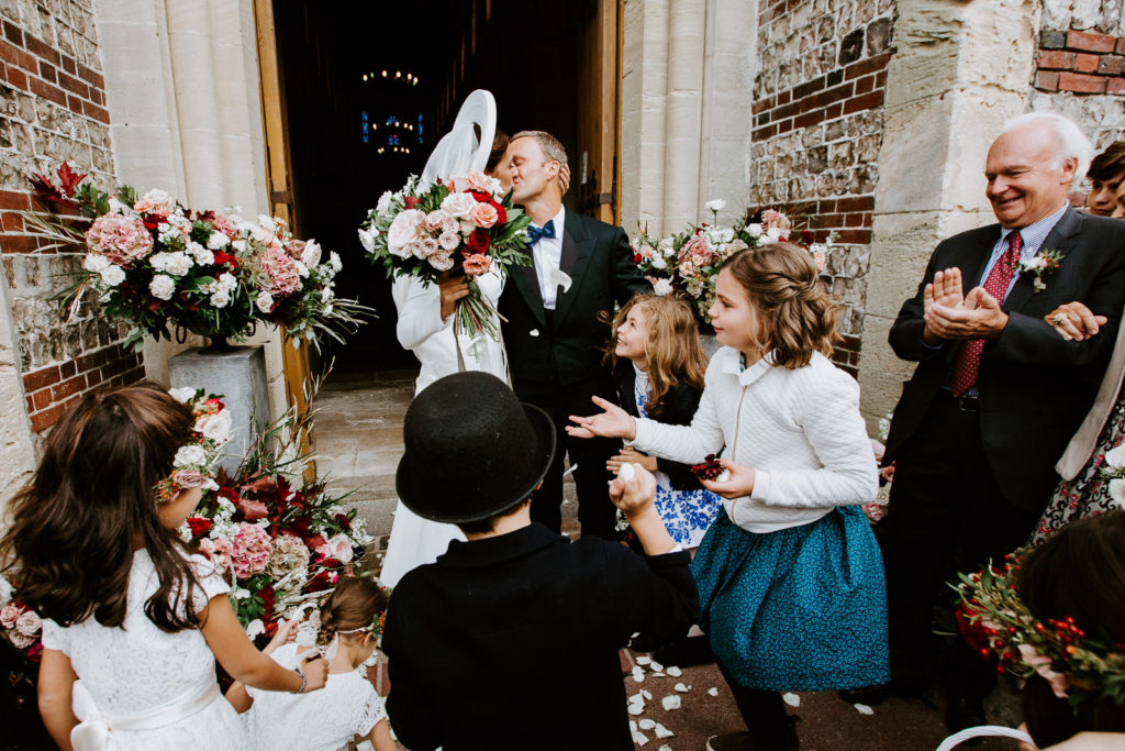 les mariés s'embrassent à la sortie de l'eglise d'Yport en Normandie